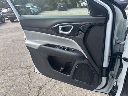 Used 2025 Jeep Compass Limited image 18