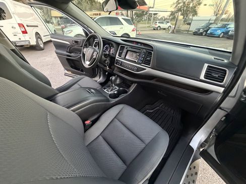 Used 2019 Toyota Highlander LE image 28
