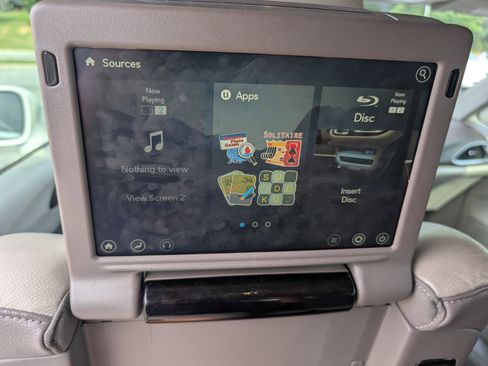 Used 2019 Chrysler Pacifica Touring-L Plus w/ Advanced Safetytec Group FWD image 16