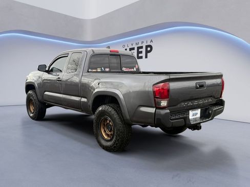 Used 2017 Toyota Tacoma SR5 w/ Tow Package image 3