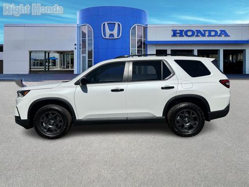 Used 2025 Honda Pilot TrailSport image 4