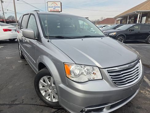 Used 2016 Chrysler Town & Country Touring image 7