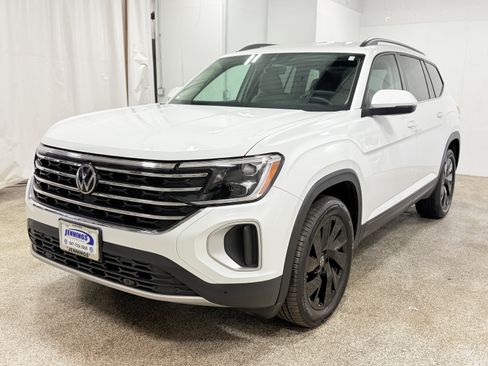 Used 2025 Volkswagen Atlas SE w/ Black Wheel Package image 3