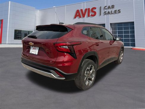 Used 2025 Chevrolet Trax LT w/ LT Convenience Package image 6