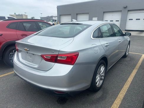 Used 2017 Chevrolet Malibu LT FWD image 4