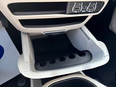 Used 2024 Chrysler Pacifica Limited FWD image 36