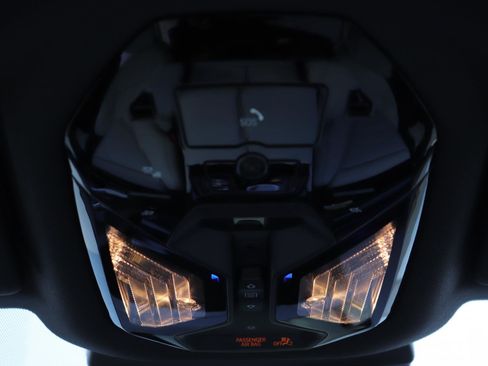 Used 2025 BMW 530i w/ Executive Package image 21