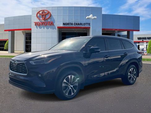 Used 2024 Toyota Highlander XLE FWD image 4
