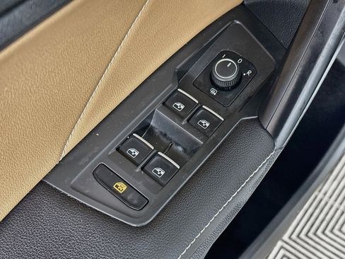 Used 2023 Volkswagen Tiguan SE AWD/4WD image 17