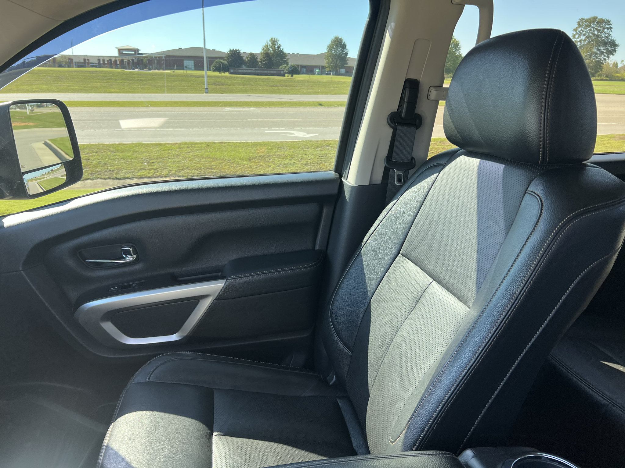 Used 2019 Nissan Titan SL w/ Chrome Package AWD/4WD image 22