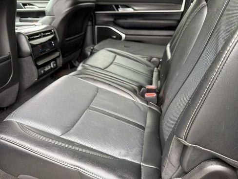 Used 2024 Jeep Wagoneer Series II w/ Flexible Seating Group AWD/4WD image 11