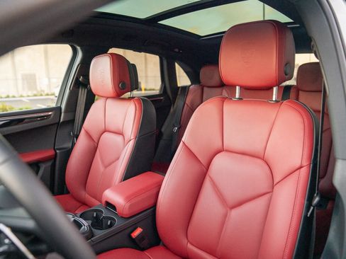 Certified 2026 Porsche Macan Turbo AWD/4WD image 5