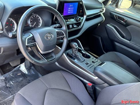 Used 2024 Toyota Highlander LE AWD/4WD image 19