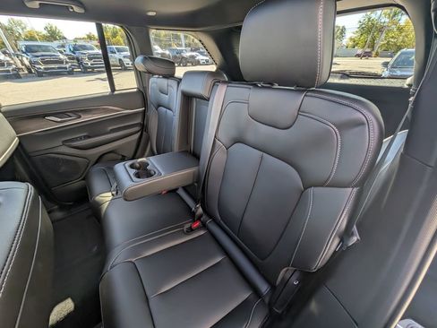 New 2025 Jeep Grand Cherokee Limited w/ Black Appearance Package image 14