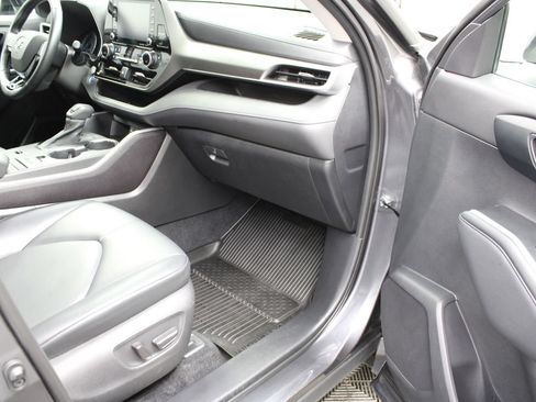Used 2021 Toyota Highlander XLE AWD/4WD image 31