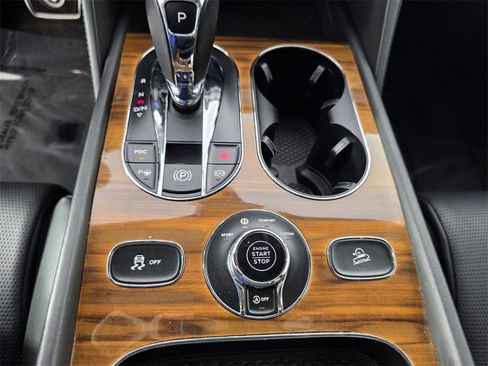 Used 2018 Bentley Bentayga image 25