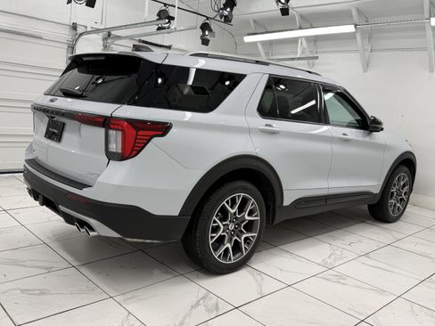 Used 2025 Ford Explorer Platinum w/ Ultimate Package image 11