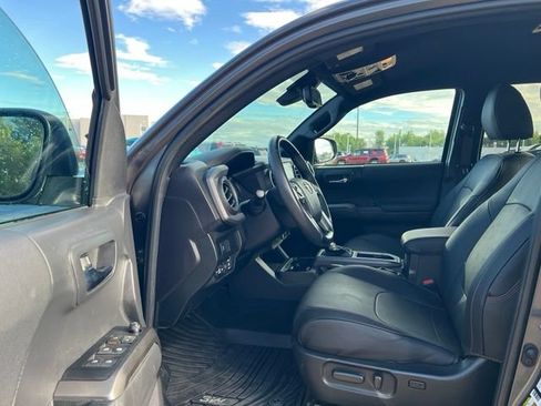 Used 2022 Toyota Tacoma TRD Off-Road AWD/4WD image 26