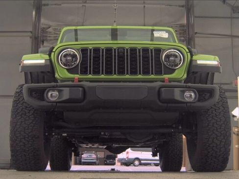 Used 2025 Jeep Wrangler Unlimited Rubicon AWD/4WD image 5