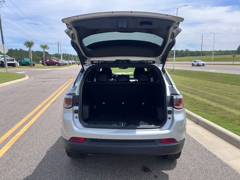 Used 2025 Jeep Compass Limited image 5