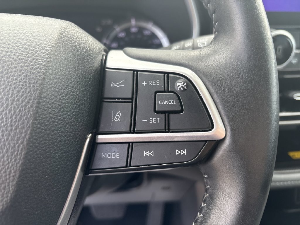 Used 2025 Toyota Highlander XLE FWD image 18