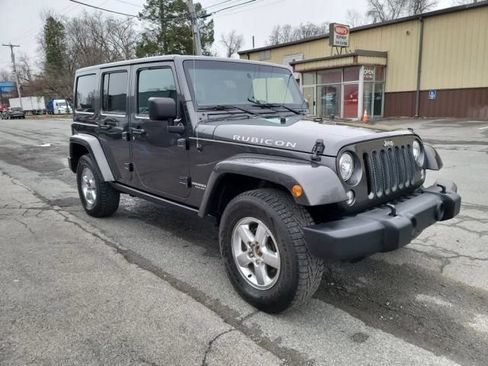 Used 2017 Jeep Wrangler Unlimited Rubicon w/ Connectivity Group AWD/4WD image 3