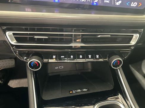 Used 2025 Chevrolet Traverse LT FWD image 19