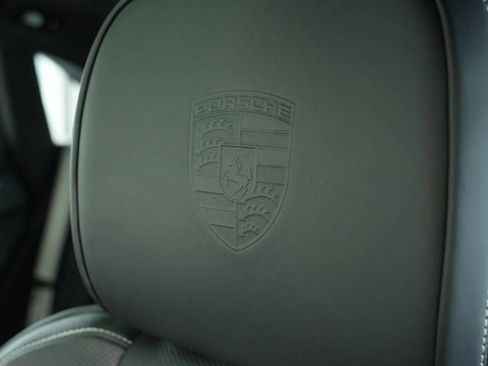 Certified 2025 Porsche Macan AWD/4WD image 33