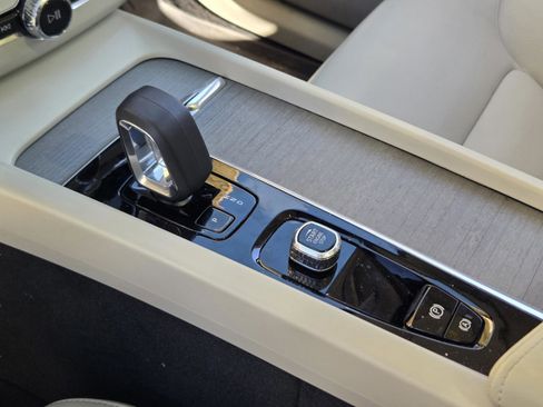 Used 2024 Volvo XC60 B5 Plus w/ Protection Package Premier image 27