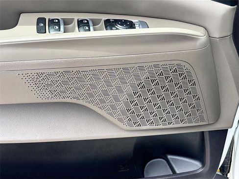 Used 2025 Kia Carnival FWD image 21