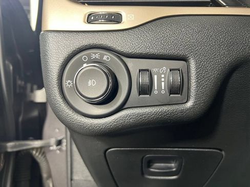 Used 2014 Jeep Cherokee Latitude w/ Cold Weather Group AWD/4WD image 25