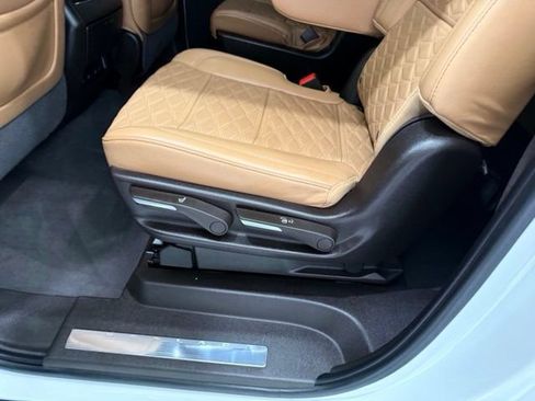 Used 2023 Cadillac Escalade ESV Premium Luxury w/ Performance Package AWD/4WD image 20