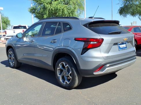 Used 2025 Chevrolet Trax LT w/ LT Convenience Package FWD image 3