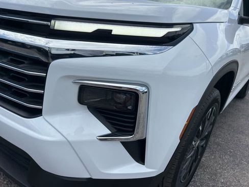 New 2026 Chevrolet Traverse LT w/ Sun and Wheel Package FWD image 9