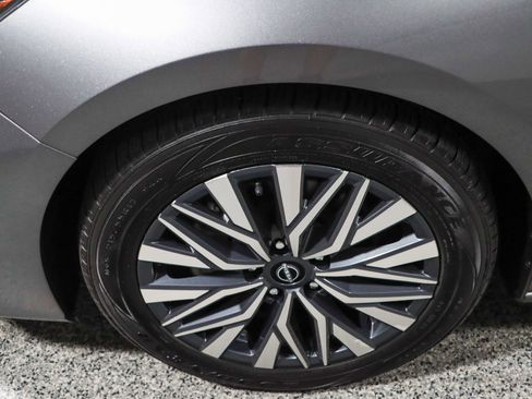 Used 2023 Nissan Altima 2.5 SV w/ SV Premium Package FWD image 11