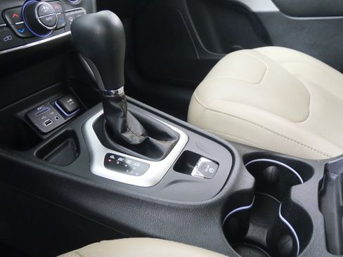 Used 2017 Jeep Cherokee Limited w/ Luxury Group image 25