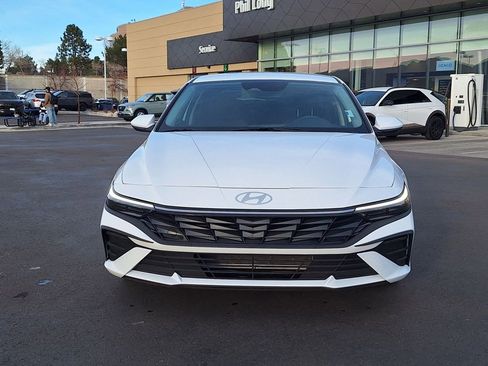 Certified 2025 Hyundai Elantra SE image 8