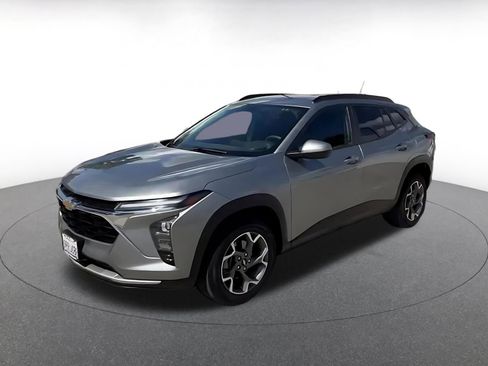 Used 2025 Chevrolet Trax LT image 4