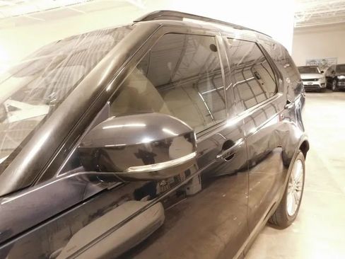 Used 2017 Land Rover Discovery HSE image 19