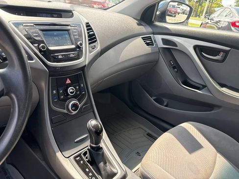 Used 2016 Hyundai Elantra SE w/ Option Group 02 FWD image 19