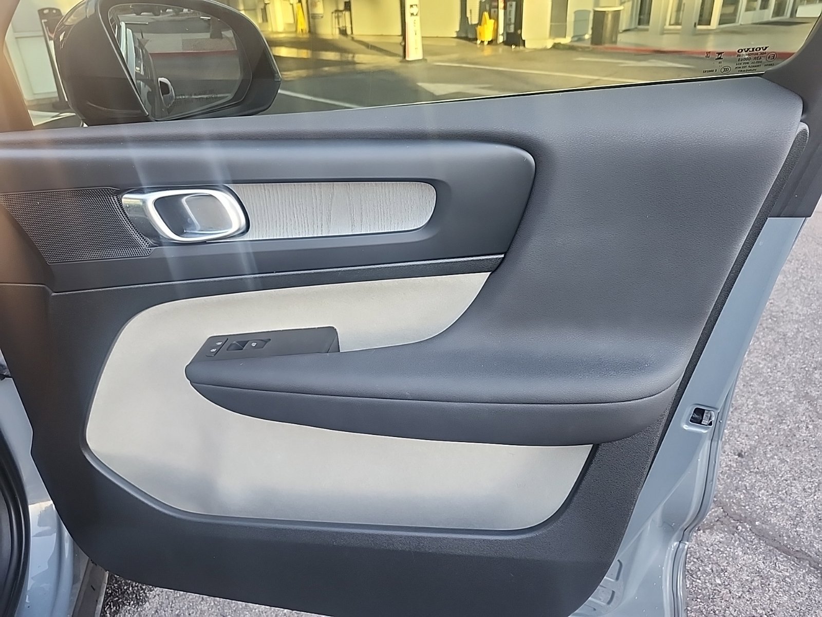 Used 2023 Volvo XC40 B5 Plus AWD/4WD image 24