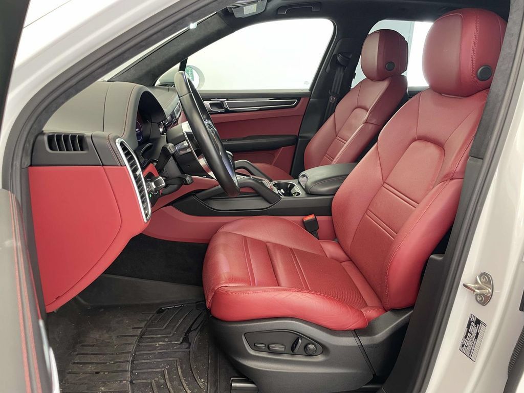 Certified 2023 Porsche Cayenne GTS AWD/4WD image 5