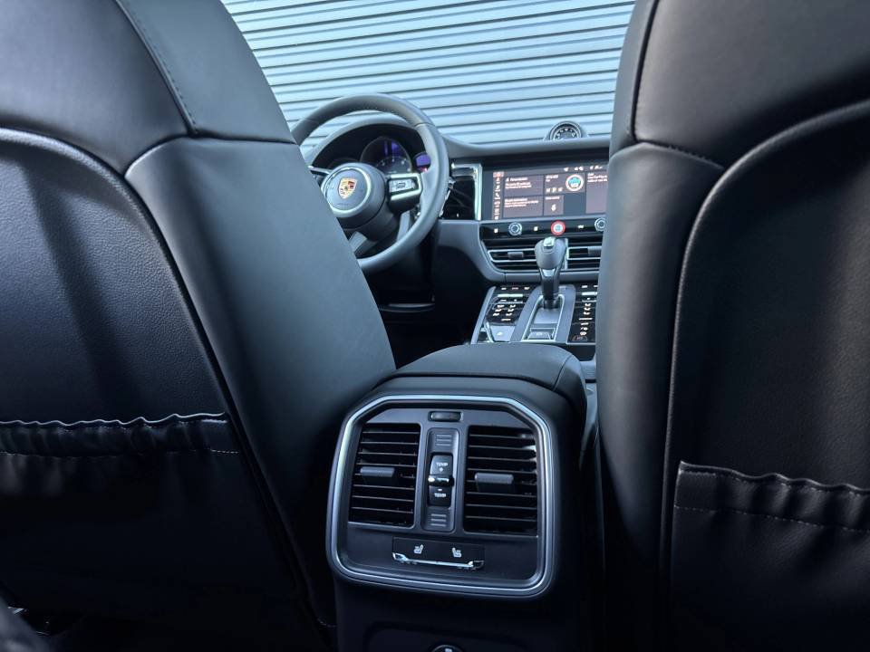 Certified 2026 Porsche Macan AWD/4WD image 18