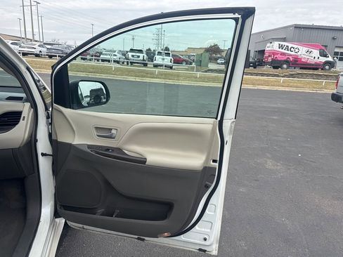 Used 2016 Toyota Sienna XLE image 32