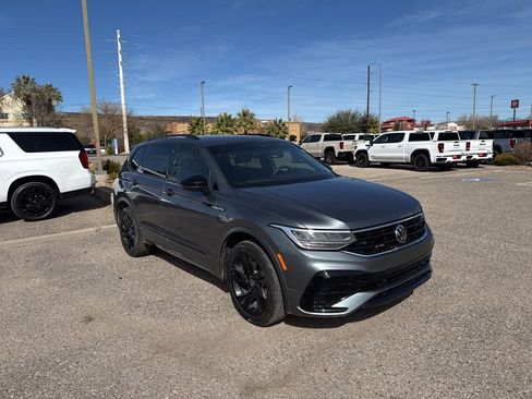 Used 2023 Volkswagen Tiguan SE R-Line image 3