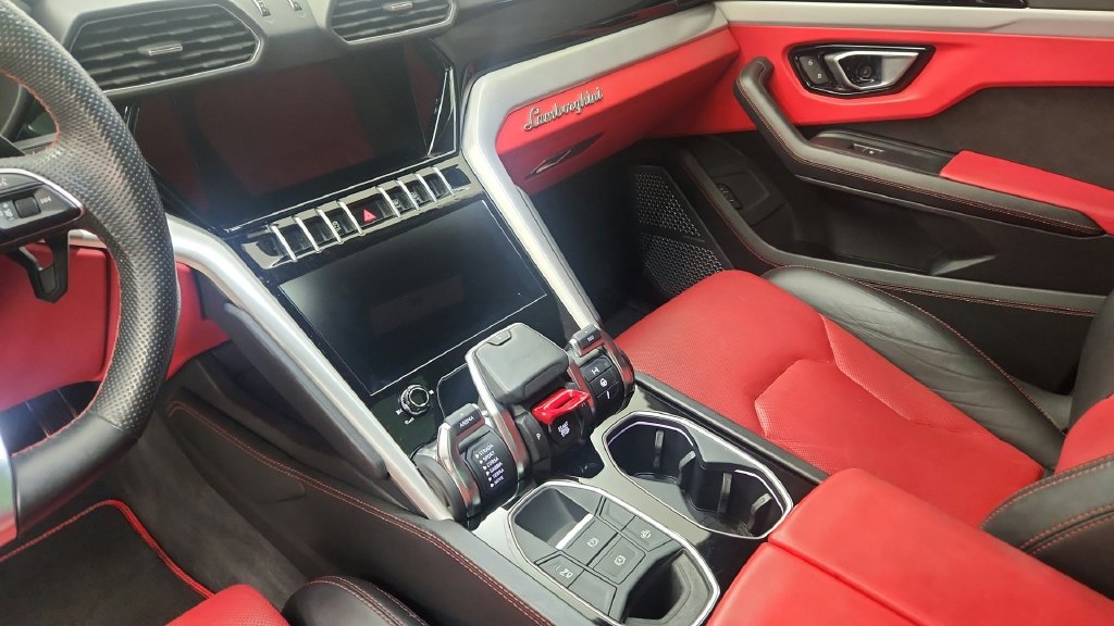 Used 2020 Lamborghini Urus AWD/4WD image 31
