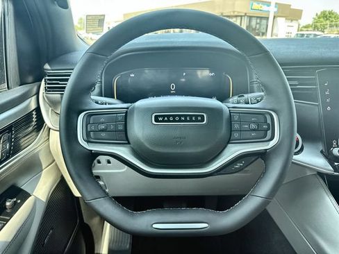 Used 2025 Jeep Wagoneer 4WD image 14