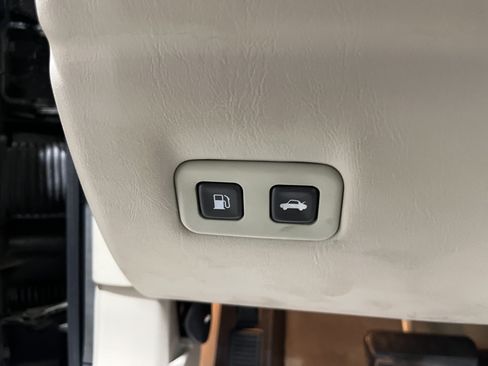 Used 2006 Cadillac XLR V RWD image 18