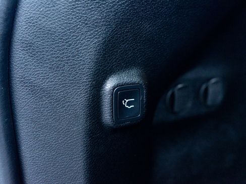 Used 2021 Jeep Cherokee Limited image 11