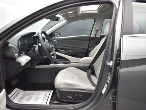 Used 2025 Hyundai Elantra Limited image 14